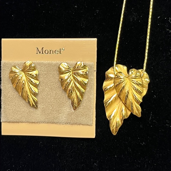 MONET VINTAGE Gold Tone 3-D Double Leaf Necklace and Pierced Earring Set 80's